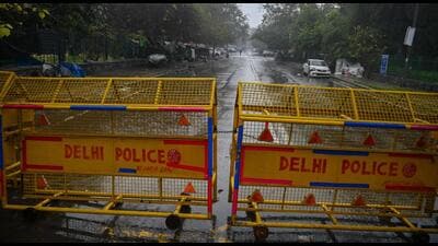 TOPSHOT - A Delhi police barrier blocks a street during a Delhi state-wide weekend curfew imposed by the authorities to curb the spreading of the Covid-19 coronavirus in New Delhi on January 8, 2022. (Photo by Prakash SINGH / AFP) (AFP) TOPSHOT - A Delhi police barrier blocks a street during a Delhi state-wide weekend curfew imposed by the authorities to curb the spreading of the Covid-19 coronavirus in New Delhi on January 8, 2022. (Photo by Prakash SINGH / AFP) (AFP)