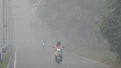 The air quality dropped later on Wednesday with Sector 53 monitoring station registering the level at 444. (Ravi Kumar/ Hindustan Times) The air quality dropped later on Wednesday with Sector 53 monitoring station registering the level at 444. (Ravi Kumar/ Hindustan Times)