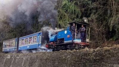The toy train offers passenger service from New Jalpaiguri to Darjeeling and joy rides between Darjeeling and Ghoom (HT Photo) The toy train offers passenger service from New Jalpaiguri to Darjeeling and joy rides between Darjeeling and Ghoom (HT Photo)