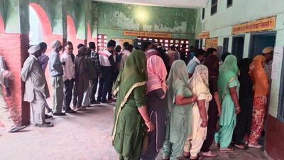 Voters queueing up at a polling booth at Pehowa in Kurukshetra district on Wednesday morning. (HT Photo)
