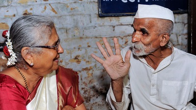 Well-known author and Infosys founder Sudha Murthy interacts with Sambhaji Bhide, chief of Shivpratishthan, during an interview organised by Mehata Publication for campaigning, in Sangli, Maharashtra on Monday. (Uday Deolekar/HT Photo)