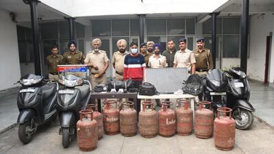 The accused with stolen items recovered from him in Chandigarh Police custody on Wednesday. (HT Photo) The accused with stolen items recovered from him in Chandigarh Police custody on Wednesday. (HT Photo)