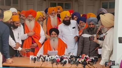 Harjinder Singh Dhami (centre), the Shiromani Akali Dal candidate, addressing the media after he was re-elected Shiromani Gurdwara Parbandhak Committee (SGPC) president in Amritsar on Wednesday. (Sameer Sehgal/HT)