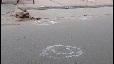 The bullets missed the collection agent, who quickly dropped his motorcycle to the ground and sprinted for more than 150 metres with the bag containing cash. (HT Photo) The bullets missed the collection agent, who quickly dropped his motorcycle to the ground and sprinted for more than 150 metres with the bag containing cash. (HT Photo)