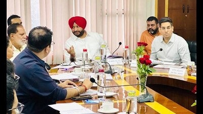 Ludhiana MP Ravneet Bittu conducting a meeting with MC officials on Wednesday to review projects being taken up under Smart City Mission. (HT Photo) Ludhiana MP Ravneet Bittu conducting a meeting with MC officials on Wednesday to review projects being taken up under Smart City Mission. (HT Photo)