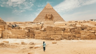इजिप्त हे संस्कृती आणि इतिहासाने समृद्ध राष्ट्र आहे आणि फारोचे जन्मस्थान होते. नाईल खोऱ्यातील भव्य पिरॅमिड, मंदिरे आणि मशिदी या प्रदेशातील मुख्य पर्यटन आकर्षणे आहेत. प्रति व्यक्ती किंमत अंदाजे रु. ५०००० असू शकतो.