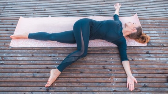 Alia Bhatt’s trainer demonstrates yoga asanas to combat sciatica pain | Watch(Instagram/@yogismileyoga)