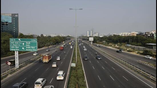 Strong winds clean up Gurugram’s air, AQI now ‘moderate’ - Hindustan Times