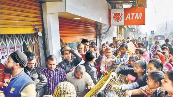 Queues outside banks in New Delhi in December 2016 following the Centre’s demonetisation move. (Sanchit khanna/ HT File Photo)