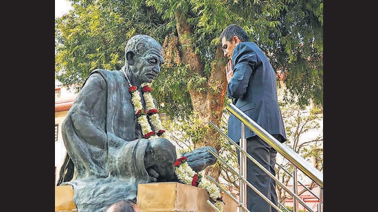 New Delhi: Chief Justice of India (CJI) Dhananjaya Y Chandrachud pays tribute to Mahatma Gandhi statue at Supreme Court premises in New Delhi, Wednesday, Nov. 9, 2022. (PTI Photo)(PTI11_09_2022_000099A) (PTI)