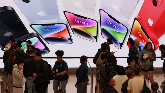 Customers queue at the Apple Fifth Avenue store for the release of the Apple iPhone 14 range in Manhattan.(REUTERS)