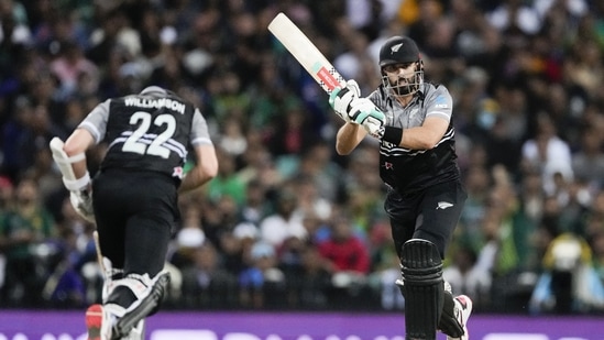 New Zealand's Daryl Mitchell bats during the T20 World Cup cricket semifinal between New Zealand and Pakistan in Sydney, Australia, Wednesday, Nov. 9, 2022. (AP Photo/Rick Rycroft)(AP)