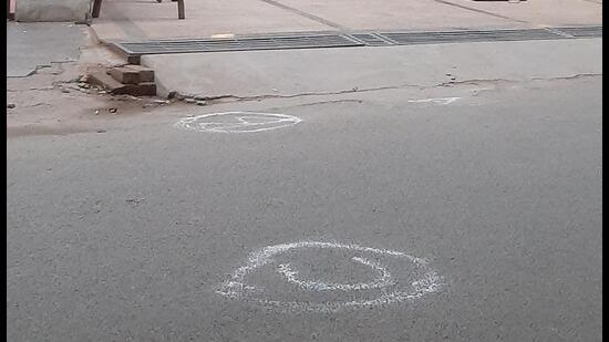 The bullets missed the collection agent, who quickly dropped his motorcycle to the ground and sprinted for more than 150 metres with the bag containing cash. (HT Photo)