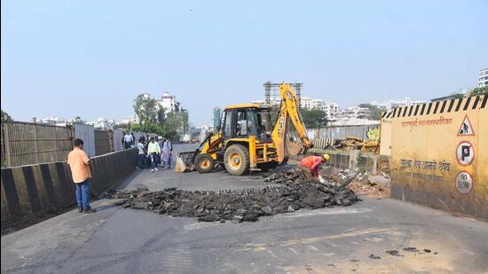 Mumbai, India - November 09, 2022: BMC workers commence repair and maintenance work of Gokhale Bridge, at Andheri, in Mumbai, India, on Wednesday, November 09, 2022. (Photo by Vijay Bate/HT Photo) (HT PHOTO) Mumbai, India - November 09, 2022: BMC workers commence repair and maintenance work of Gokhale Bridge, at Andheri, in Mumbai, India, on Wednesday, November 09, 2022. (Photo by Vijay Bate/HT Photo) (HT PHOTO)