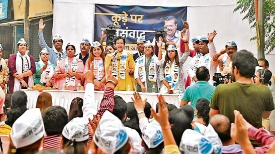 AAP kicks off 'Kude Par Jansamvad' ahead of MCD elections in New Delhi, India, on Tuesday, November 8, 2022. (HT Photo)