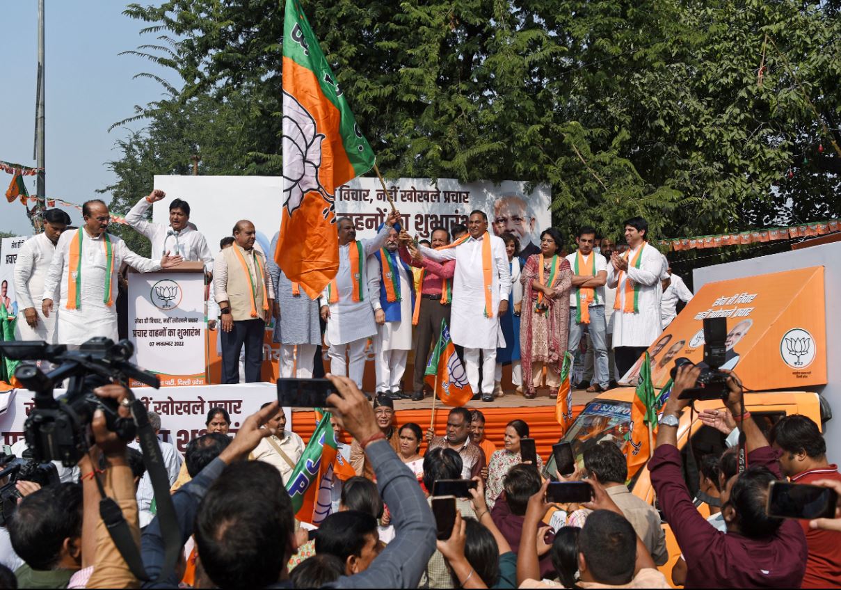 Leader of Opposition in Delhi Legislative Assembly Ramvir Singh Bidhuri with Delhi Bharatiya Janata Party (BJP) chief Adesh Gupta and party leader Harsh Vardhan flags off the campaigning vehicles for the Municipal Corporation of Delhi (MCD) elections, as Union Minister of Petroleum and Natural Gas Hardeep Singh Puri and Union Minister of State for External Affairs Minister Meenakashi Lekhi look on, at Delhi party office, in New Delhi on Monday. (ANI Photo)