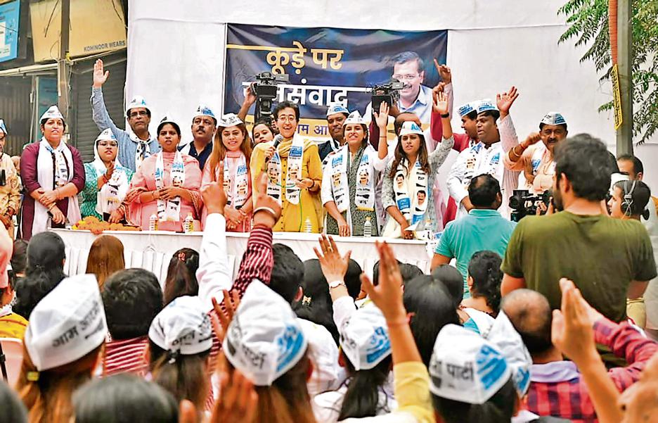 AAP kicks off 'Kude Par Jansamvad' ahead of MCD elections in New Delhi, India, on Tuesday, November 8, 2022. (HT Photo) AAP kicks off 'Kude Par Jansamvad' ahead of MCD elections in New Delhi, India, on Tuesday, November 8, 2022. (HT Photo)