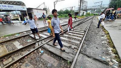 Thane, India - August 06, 2022: Commuters trespass by crossing railway tracks leading to accidents at Kalwa railway station, in Thane, Mumbai, India, on Saturday, August 06, 2022. (Praful Gangurde/HT Photo) (HT PHOTO)