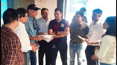 Shop owners protest against the denial of water and electricity supply on Golf Course Road in Gurugram on Wednesday. (Vipin Kumar/ HT Photo) Shop owners protest against the denial of water and electricity supply on Golf Course Road in Gurugram on Wednesday. (Vipin Kumar/ HT Photo)
