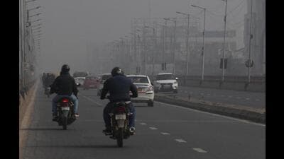 Low visibility in Patna in January 2022. Pollution experts said that unfavourable weather conditions are responsible for worsening AQI in Bihar. Low visibility in Patna in January 2022. Pollution experts said that unfavourable weather conditions are responsible for worsening AQI in Bihar.