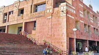 Following the incident, videos of men armed with sticks and bricks on JNU campus also circulated on social media websites. (HT Photo) Following the incident, videos of men armed with sticks and bricks on JNU campus also circulated on social media websites. (HT Photo)