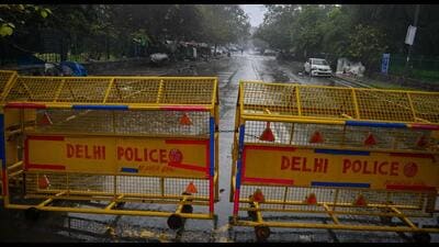 TOPSHOT - A Delhi police barrier blocks a street during a Delhi state-wide weekend curfew imposed by the authorities to curb the spreading of the Covid-19 coronavirus in New Delhi on January 8, 2022. (Photo by Prakash SINGH / AFP) (AFP) TOPSHOT - A Delhi police barrier blocks a street during a Delhi state-wide weekend curfew imposed by the authorities to curb the spreading of the Covid-19 coronavirus in New Delhi on January 8, 2022. (Photo by Prakash SINGH / AFP) (AFP)
