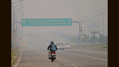 Low visibility on the Airport Road in Mohali. On Thursday, PM 2.5 was the main pollutant in the city. (Ravi Kumar/HT)