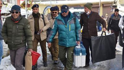 Election officials arrive with EVMs to a poll station in Lahaul and Spiti district of Himachal Pradesh on Thursday. (Aqil Khan/Hindustan Times) Election officials arrive with EVMs to a poll station in Lahaul and Spiti district of Himachal Pradesh on Thursday. (Aqil Khan/Hindustan Times)
