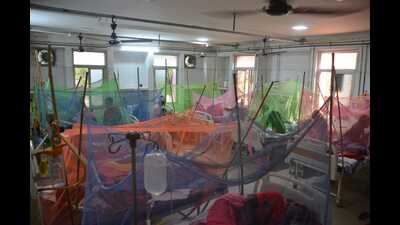A view of the packed Dengue Ward at Deen Dayal Hospital in Pandeypur locality in Varanasi. (HT Photo) A view of the packed Dengue Ward at Deen Dayal Hospital in Pandeypur locality in Varanasi. (HT Photo)