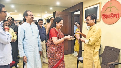 Mumbai, India - November 10, 2022: Shiv Sena (Uddhav Balasaheb Thackeray) leader and MP Sanjay Raut welcomed Rashmi Thackeray and party chief Uddhav Thackeray at Matoshree, Bandra, in Mumbai, India, on Thursday, November 10, 2022. (Photo by Vijay Bate/HT Photo) (HT PHOTO) Mumbai, India - November 10, 2022: Shiv Sena (Uddhav Balasaheb Thackeray) leader and MP Sanjay Raut welcomed Rashmi Thackeray and party chief Uddhav Thackeray at Matoshree, Bandra, in Mumbai, India, on Thursday, November 10, 2022. (Photo by Vijay Bate/HT Photo) (HT PHOTO)