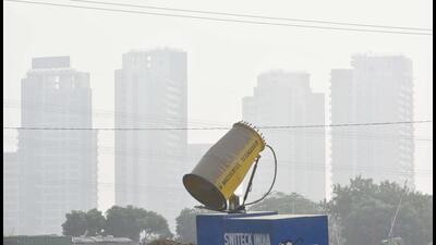 A sprinkler gun in action amid early morning smog on the Dwarka Expressway in Gurugram on Thursday. (Vipin Kumar/HT Photo) A sprinkler gun in action amid early morning smog on the Dwarka Expressway in Gurugram on Thursday. (Vipin Kumar/HT Photo)