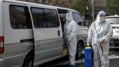 Covid In China: Workers in protective gear at a neighborhood placed under lockdown due to Covid-19 in Beijing, China. (Bloomberg) Covid In China: Workers in protective gear at a neighborhood placed under lockdown due to Covid-19 in Beijing, China. (Bloomberg)