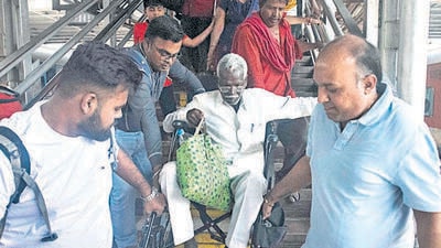 Anandrao Dhavane (78) carried on a wheelchair from staircase to platform by porter Shankar Pawar and others at Pune railway station on Thursday. The closing down of the British-era foot overbridge (FOB) at the Pune railway station has left the elderly and the disabled to dread taking a train travel. (PRATHAM GOKHALE/HT) Anandrao Dhavane (78) carried on a wheelchair from staircase to platform by porter Shankar Pawar and others at Pune railway station on Thursday. The closing down of the British-era foot overbridge (FOB) at the Pune railway station has left the elderly and the disabled to dread taking a train travel. (PRATHAM GOKHALE/HT)