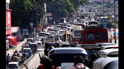 Traffic jam on Satara Road near Bharati Vidyapeeth. (HT FILE PHOTO) Traffic jam on Satara Road near Bharati Vidyapeeth. (HT FILE PHOTO)
