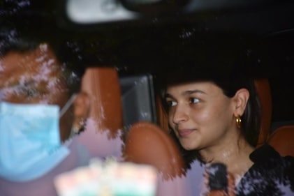 Alia Bhatt arrives at Vastu. (Varinder Chawla) Alia Bhatt arrives at Vastu. (Varinder Chawla)
