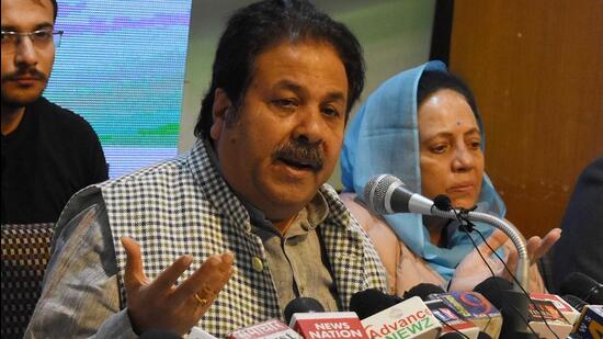 General secretary of the All India Congress Committee and Rajya Sabha member Rajiv Shukla addressing the media in Himachal Pradesh capital Shimla on Thursday. (Deepak Sansta / Hindustan Times)