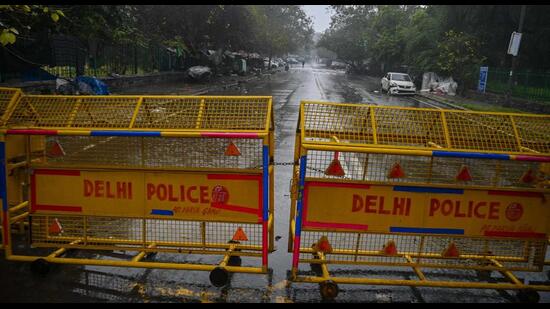 TOPSHOT - A Delhi police barrier blocks a street during a Delhi state-wide weekend curfew imposed by the authorities to curb the spreading of the Covid-19 coronavirus in New Delhi on January 8, 2022. (Photo by Prakash SINGH / AFP) (AFP)