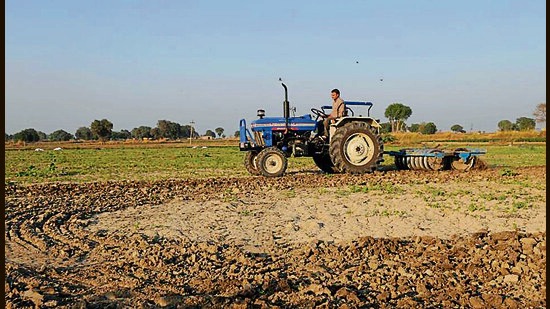 Punjab has achieved less than 50% of the targeted 35 lakh hectares under wheat even as recommended time to complete sowing is just five days away. (HT file photo)