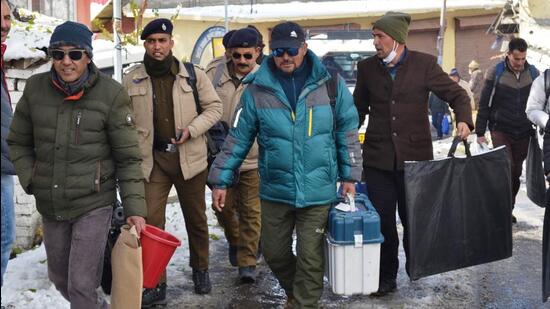 Election officials arrive with EVMs to a poll station in Lahaul and Spiti district of Himachal Pradesh on Thursday. (Aqil Khan/Hindustan Times)
