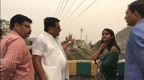 MLA Madan Lal Bagga along with MC commissioner Shena Aggarwal inspecting the ongoing works at Buddha Nullah site in Ludhiana. MC has proposed construction of a road on the other side of the nullah starting from Chand Cinema Bridge and authorities need to remove the encroachments in the form of buildings to facilitate the project. (HT PHOTO)