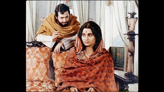 Soumitra Chatterjee and Swatilekha Sengupta in Ghare Baire (1984) director Satyajit Ray. (HT Photo)
