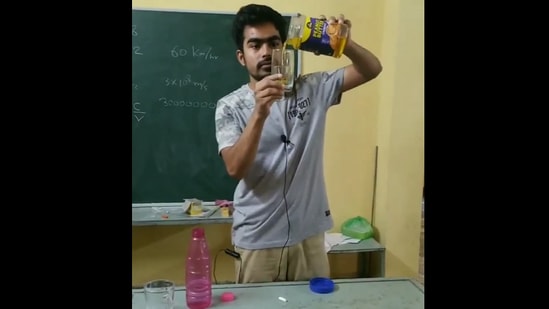Teacher explains the physics in a practical way. (Twitter/@DeepakPrabhu)