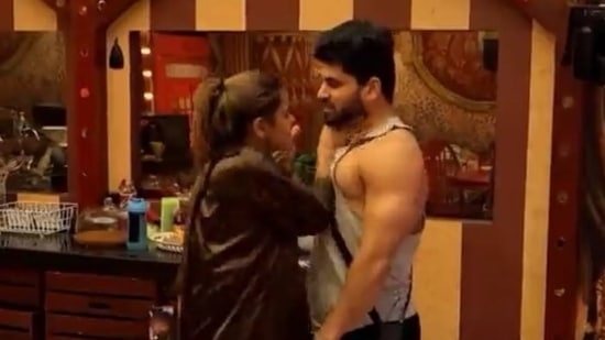 Archana Gautam tried to choke Shiv Thakare in the Bigg Boss 16 house. 