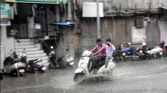 An associated cyclonic circulation extended until mid tropospheric levels. (HT PHOTO)