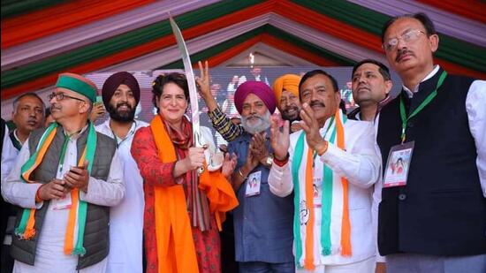 Congress leader Priyanka Gandhi being welcomed at a rally in Sirmaur’s Shillai, Himachal Pradesh, on Thursday. (HT Photo)