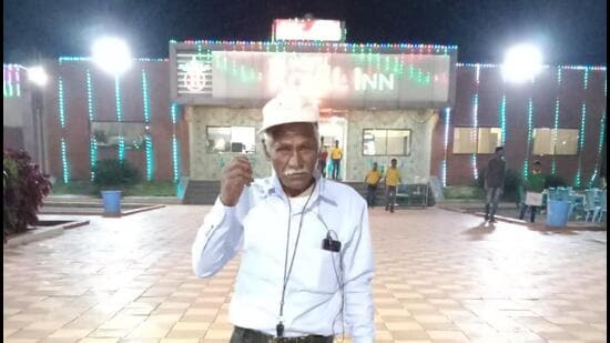 The dancing skills of Heera Yadav have garnered fans and attracted guests to Hotel Royal Inn, along the Pune-Solapur highway in Solapur district, where he works as watchman. (HT)