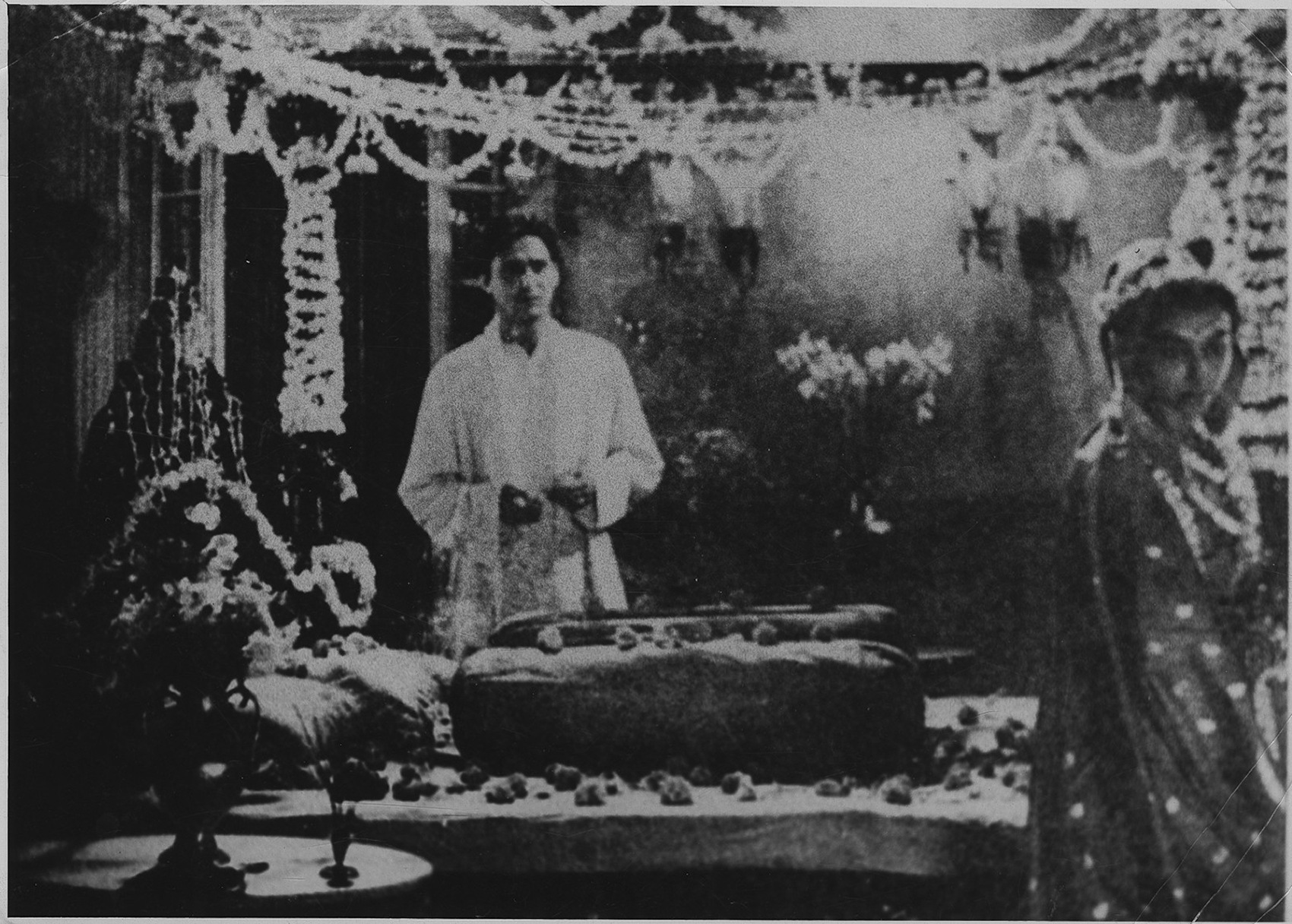 Soumitra Chatterjee and Sharmila Tagore in Apur Sansar (1959) directed by Satyajit Ray. (HT Photo) Soumitra Chatterjee and Sharmila Tagore in Apur Sansar (1959) directed by Satyajit Ray. (HT Photo)