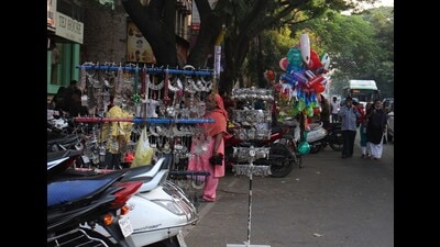 Illegal hawkers on MG Road eat up road space and cause traffic issues. (Ravindra Joshi/HT PHOTO)
