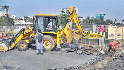 Mumbai, India - November 09, 2022: BMC workers commence repair and maintenance work of Gokhale Bridge, at Andheri, in Mumbai, India, on Wednesday, November 09, 2022. (Photo by Vijay Bate/HT Photo) (HT PHOTO) Mumbai, India - November 09, 2022: BMC workers commence repair and maintenance work of Gokhale Bridge, at Andheri, in Mumbai, India, on Wednesday, November 09, 2022. (Photo by Vijay Bate/HT Photo) (HT PHOTO)