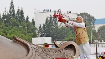 The Prime Minister pays floral tribute to the 108-ft bronze statue of Nadaprabhu Kempegowda, widely said to be founder of Bengaluru. (ANI/PIB)